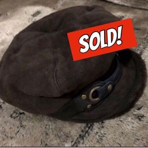 UGG NEWSBOY/CABBIE CAP LEATHER STRAP BRASS ACCENTS